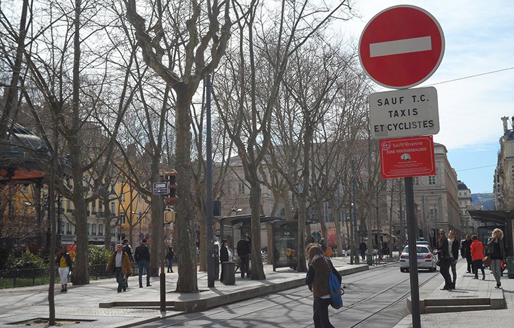 A Saint-Etienne, on roule sur les rails du tramway enfin, pas partout -  Vélogik