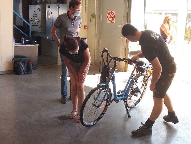 Mécanicien réglant un vélo pour son usager